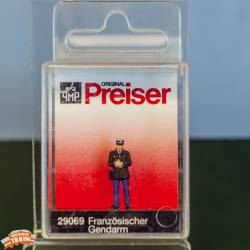 Preiser 29069 - Gendarme Français qui met une contravention