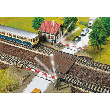 Faller 120174 - Bahnübergang mit Schrankenwärterhaus