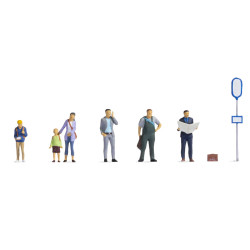 Noch 15246 - À l'arrêt de bus