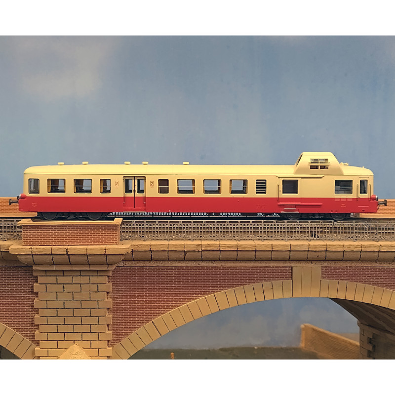 LS Models 10633S - X 3800, red/cream, cream roof, RG