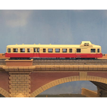 LS Models 10633S - X 3800, red/cream, cream roof, RG